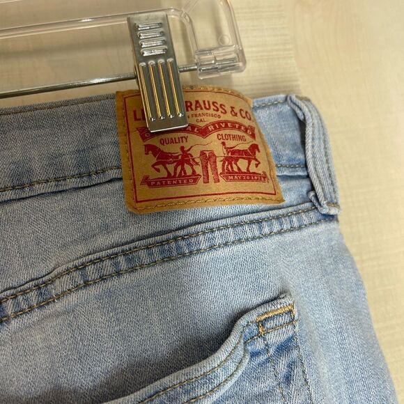 ‎Levi’s boyfriend light wash jeans, size 33 - Picture 7 of 15
